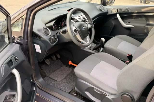 Ford Fiesta (2011) thumbnail 3