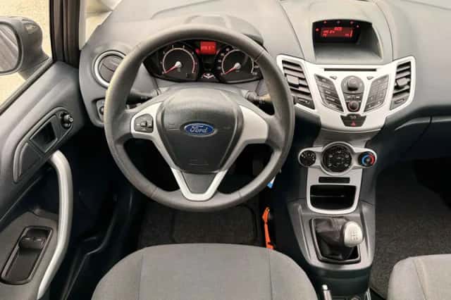 Ford Fiesta (2011) thumbnail 5