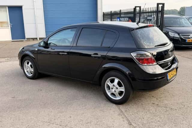 Opel Astra (2009) thumbnail 2