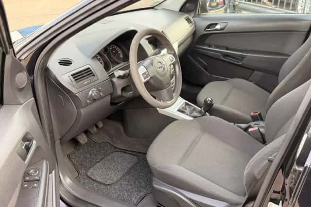 Opel Astra (2009) thumbnail 3