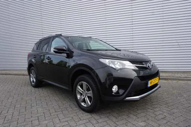Toyota RAV4 (2015) thumbnail 2