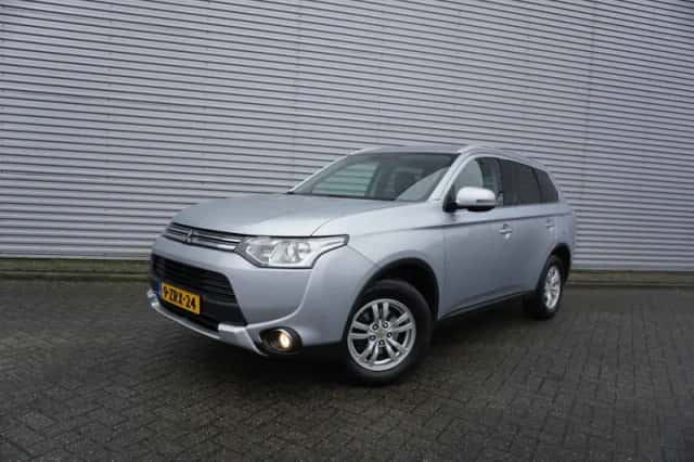 Mitsubishi Outlander (2015) thumbnail 1