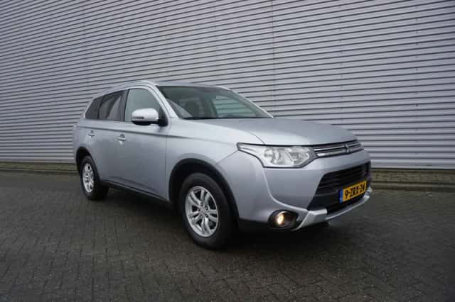 Mitsubishi Outlander (2015) thumbnail 2