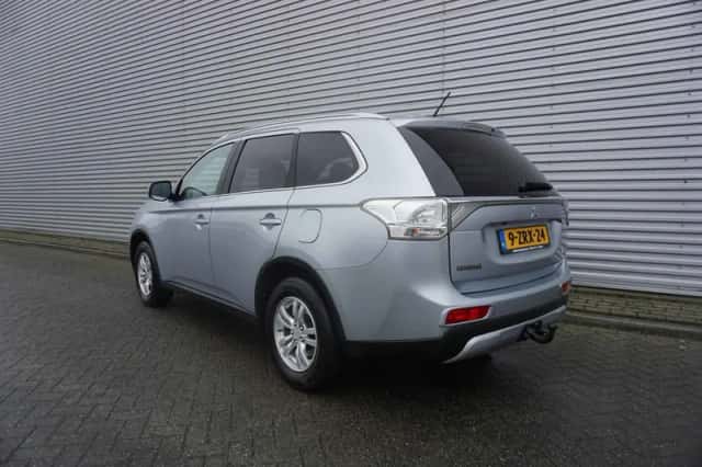 Mitsubishi Outlander (2015) thumbnail 3