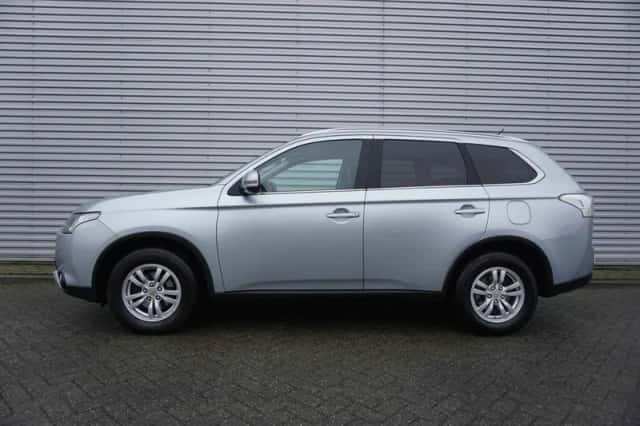 Mitsubishi Outlander (2015) thumbnail 4