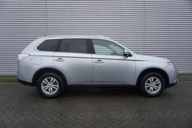 Mitsubishi Outlander (2015) thumbnail 5