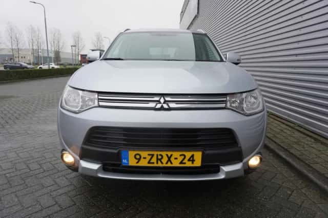 Mitsubishi Outlander (2015) thumbnail 6