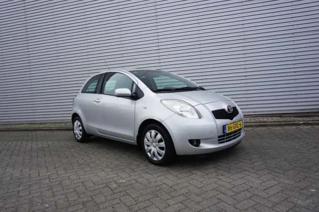 Toyota Yaris (2008) thumbnail 2
