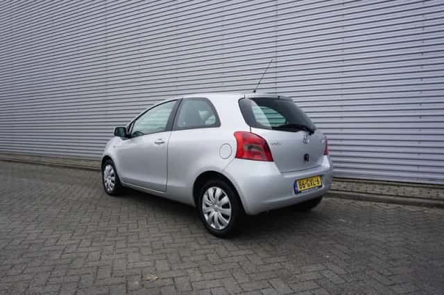 Toyota Yaris (2008) thumbnail 3