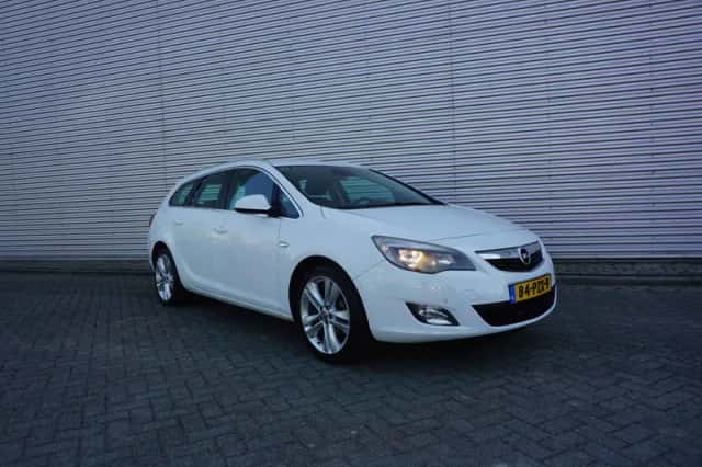 Opel Astra (2011) thumbnail 2