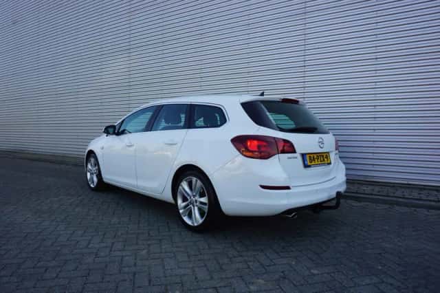 Opel Astra (2011) thumbnail 3