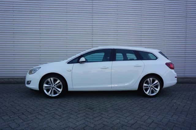 Opel Astra (2011) thumbnail 4