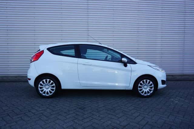 Ford Fiesta (2016) thumbnail 5