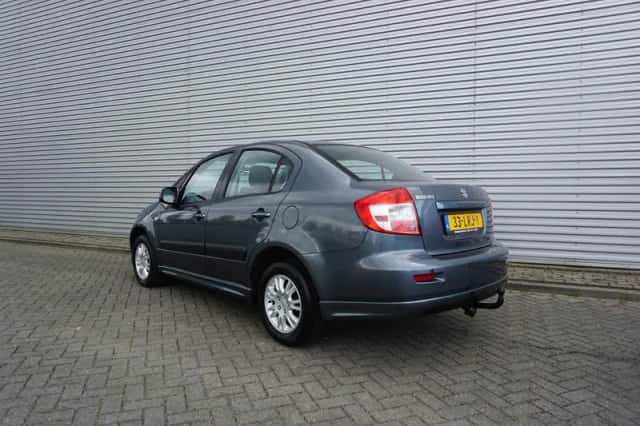 Suzuki SX4 (2010) thumbnail 3