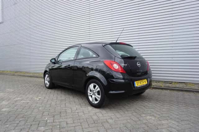 Opel Corsa (2011) thumbnail 3