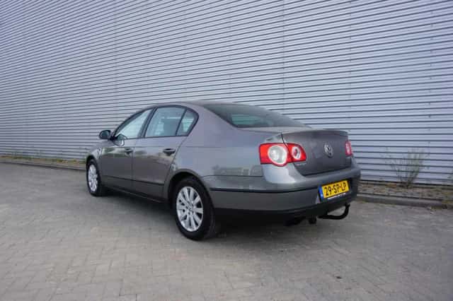 Volkswagen Passat (2006) thumbnail 3