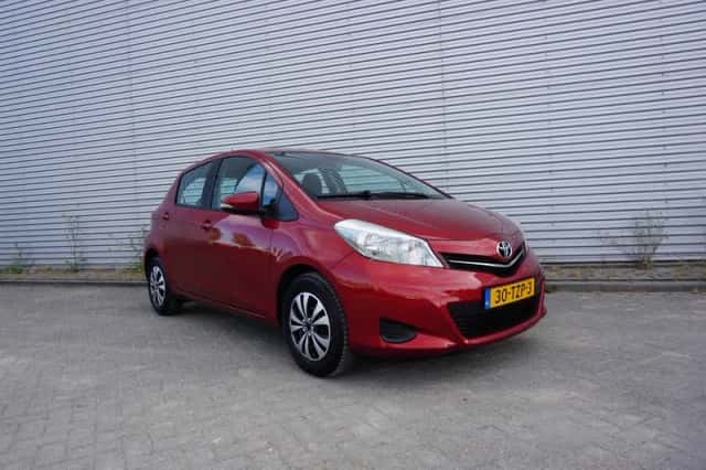 Toyota Yaris (2012) thumbnail 2