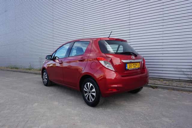 Toyota Yaris (2012) thumbnail 3