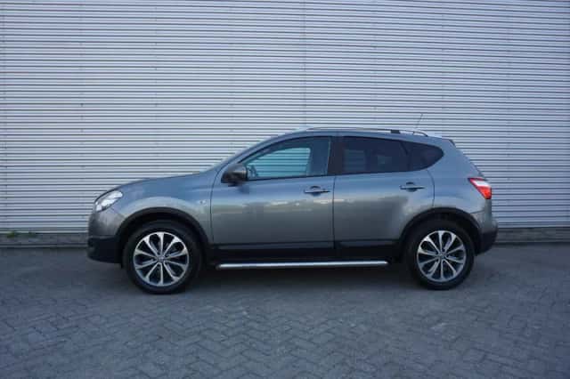 Nissan Qashqai (2010) thumbnail 4