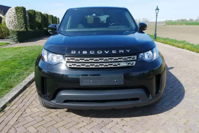 Land Rover Discovery (2018) thumbnail 3