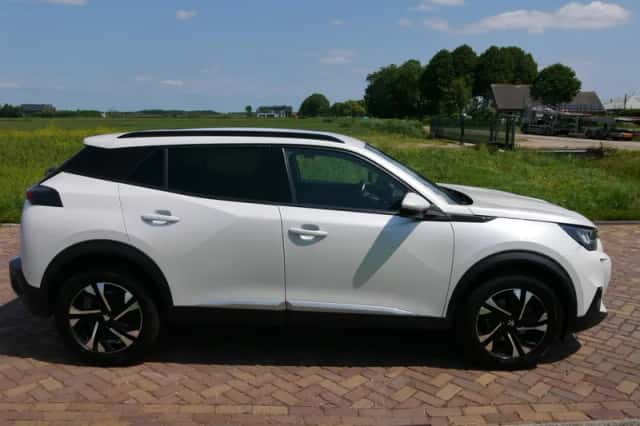 Peugeot 2008 (2021) thumbnail 4