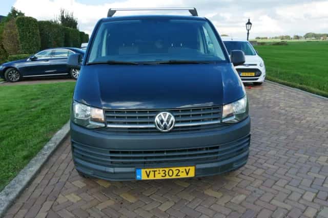 Volkswagen Transporter (2016) thumbnail 3
