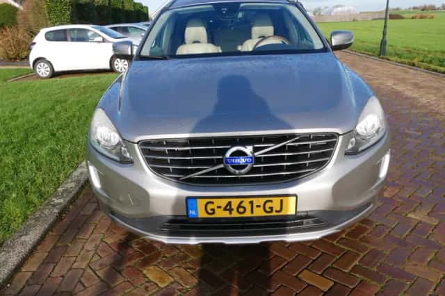 Volvo XC60 (2015) thumbnail 3