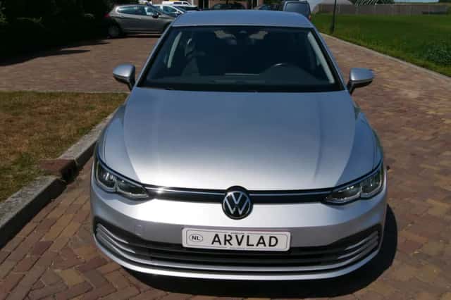 Volkswagen Golf (2022) thumbnail 2