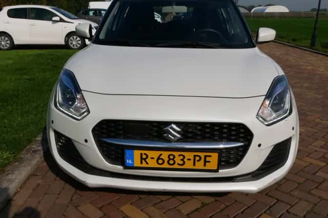 Suzuki Swift (2022) thumbnail 3