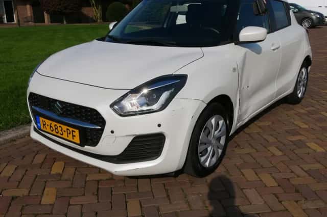 Suzuki Swift (2022) thumbnail 4