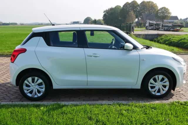 Suzuki Swift (2022) thumbnail 5