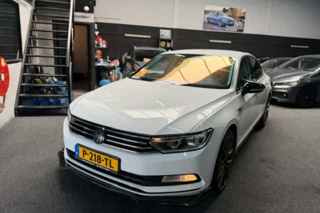 Volkswagen Passat (2018) thumbnail 1