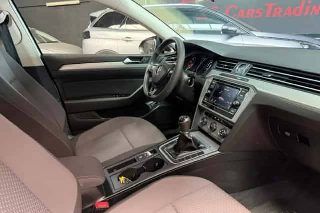 Volkswagen Passat (2018) thumbnail 3