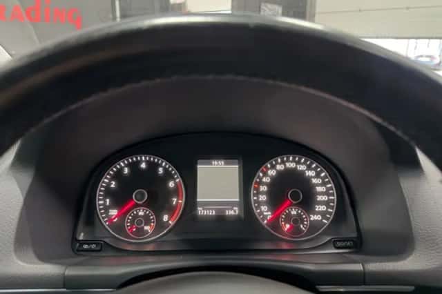 Volkswagen Touran (2014) thumbnail 2