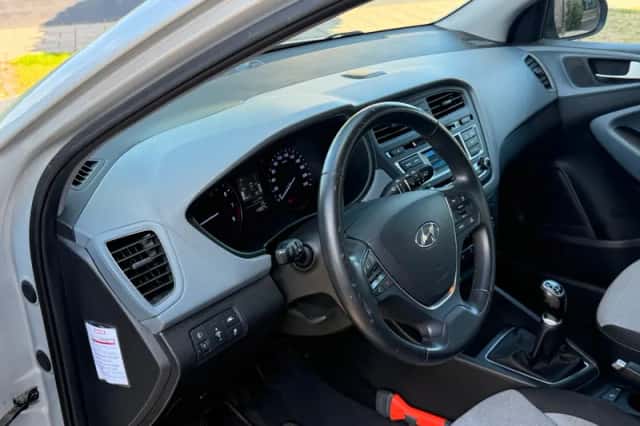 Hyundai i20 (2015) thumbnail 5