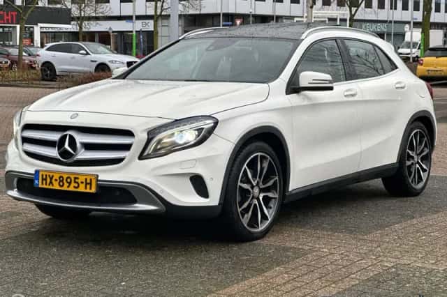 Mercedes-Benz GLA-Klasse (2015) thumbnail 1