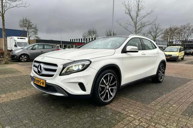Mercedes-Benz GLA-Klasse (2015) thumbnail 2
