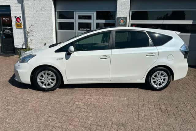 Toyota Prius Wagon (2013) thumbnail 6