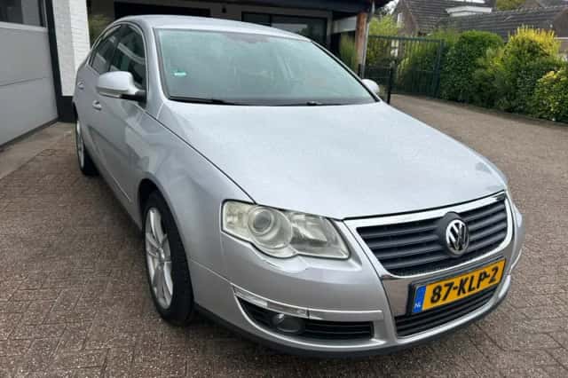 Volkswagen Passat (2010) thumbnail 3
