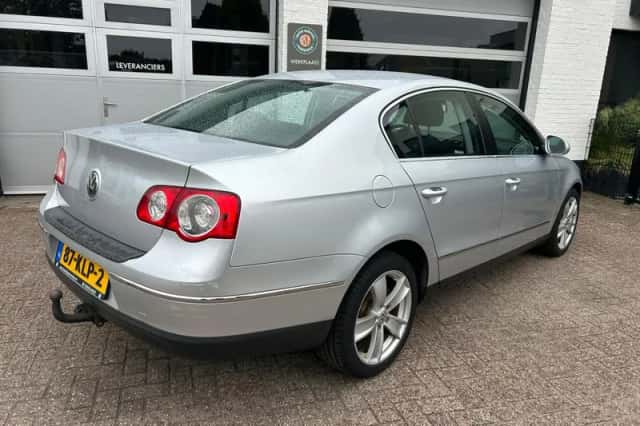 Volkswagen Passat (2010) thumbnail 6