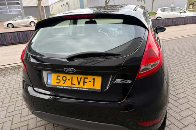 Ford Fiesta (2010) thumbnail 6