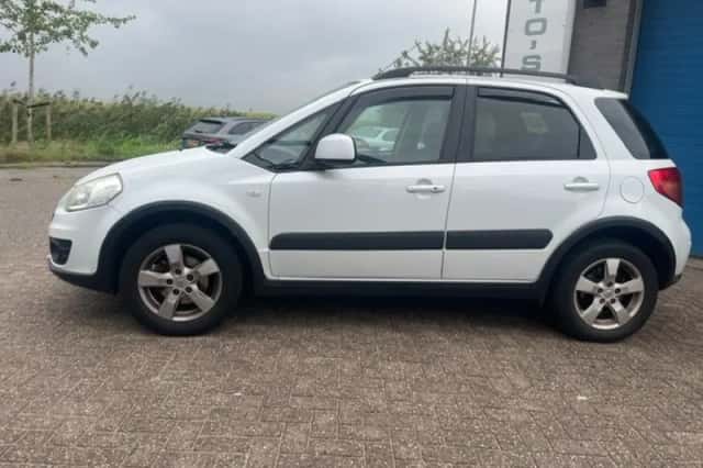 Suzuki SX4 (2012) thumbnail 2