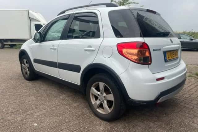 Suzuki SX4 (2012) thumbnail 3