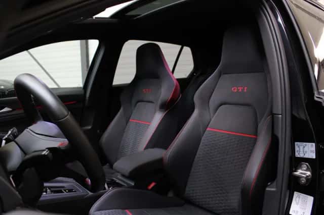 Volkswagen Golf (2022) thumbnail 2