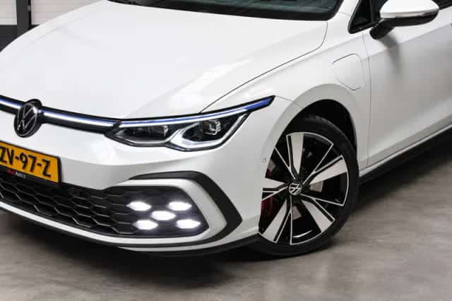 Volkswagen Golf (2022) thumbnail 2