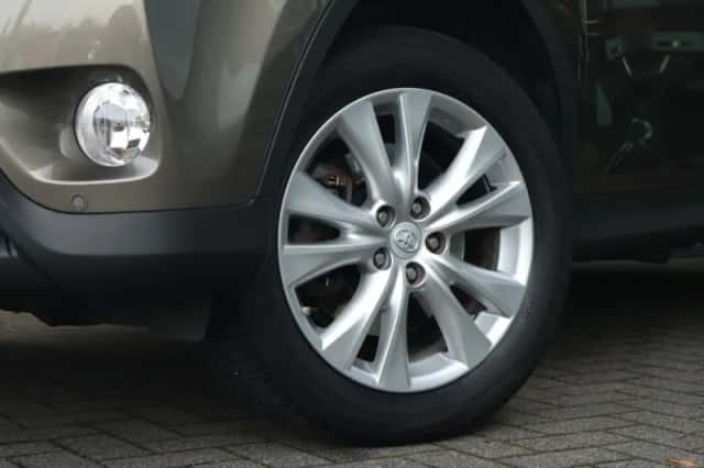 Toyota RAV4 (2015) thumbnail 4