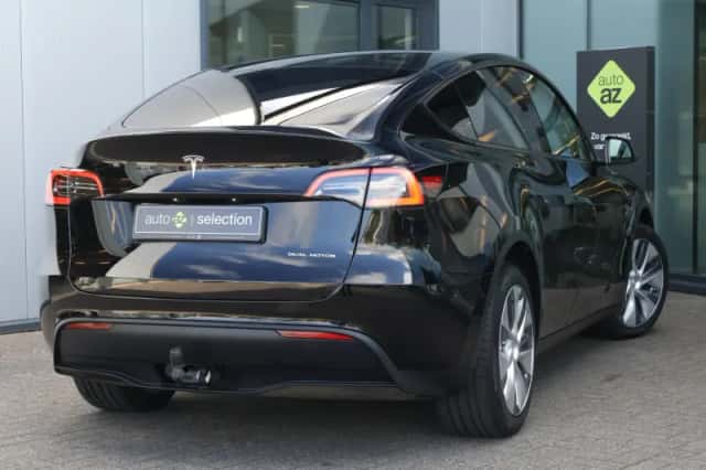 Tesla Model Y (2023) thumbnail 2