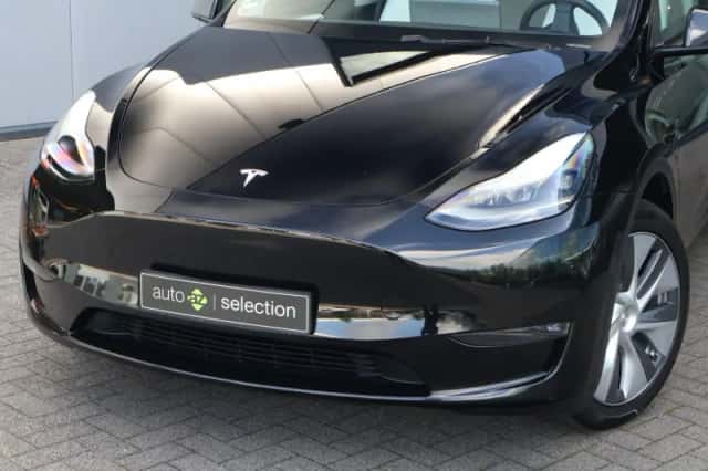 Tesla Model Y (2023) thumbnail 3