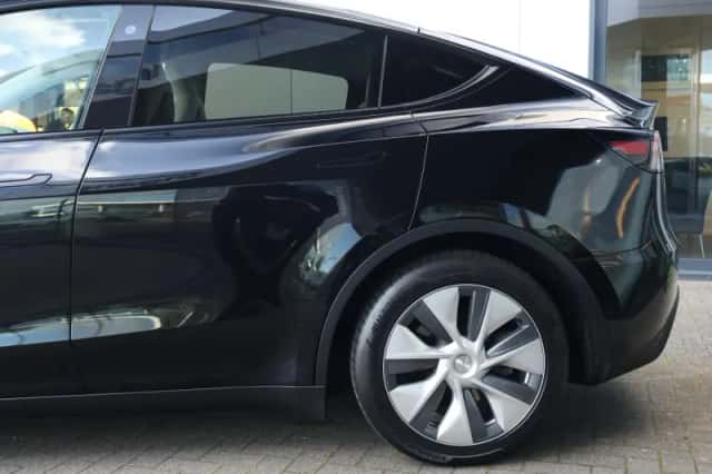Tesla Model Y (2023) thumbnail 5