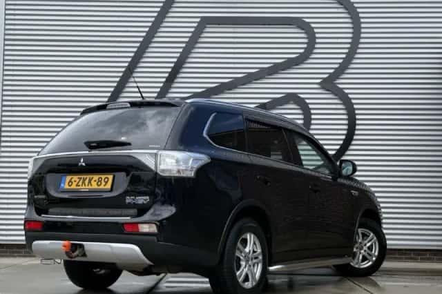 Mitsubishi Outlander (2015) thumbnail 3